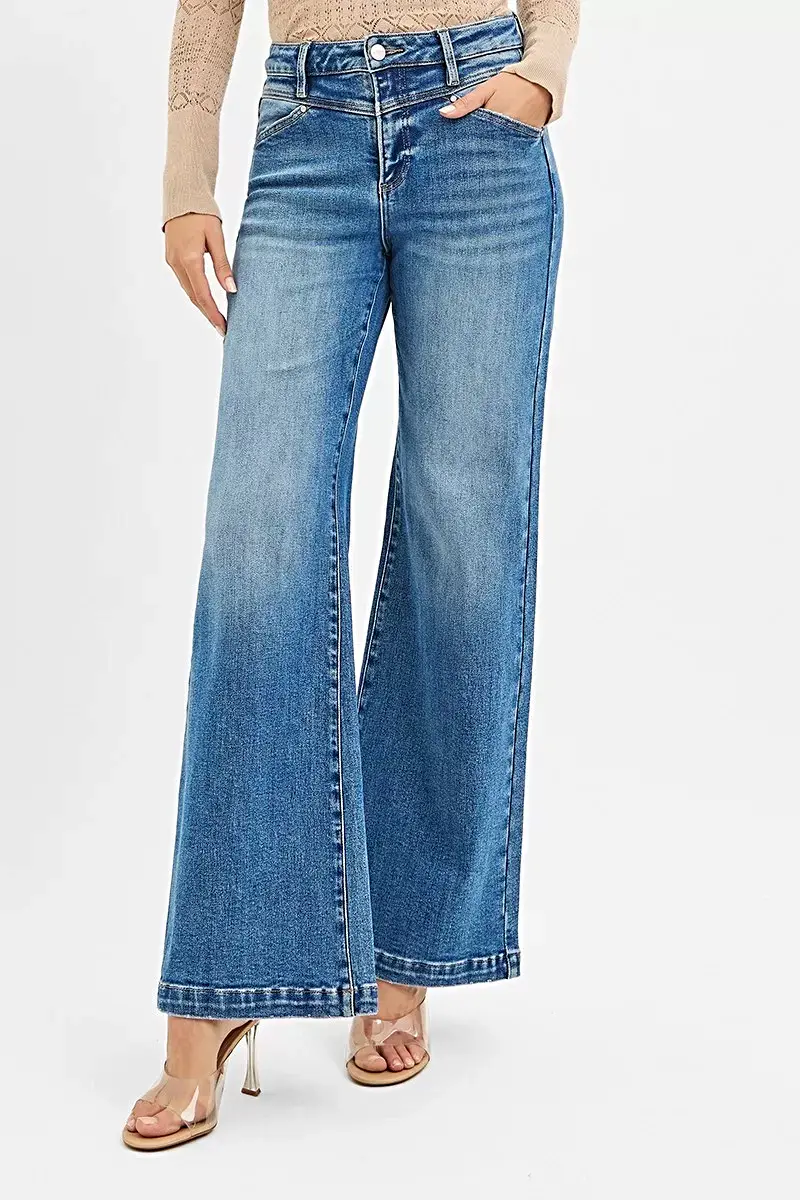 Trendy jeans met hoge taille en wijde pijpen, een voorpand met schouderstuk en charmante hartvormige achterzakken.