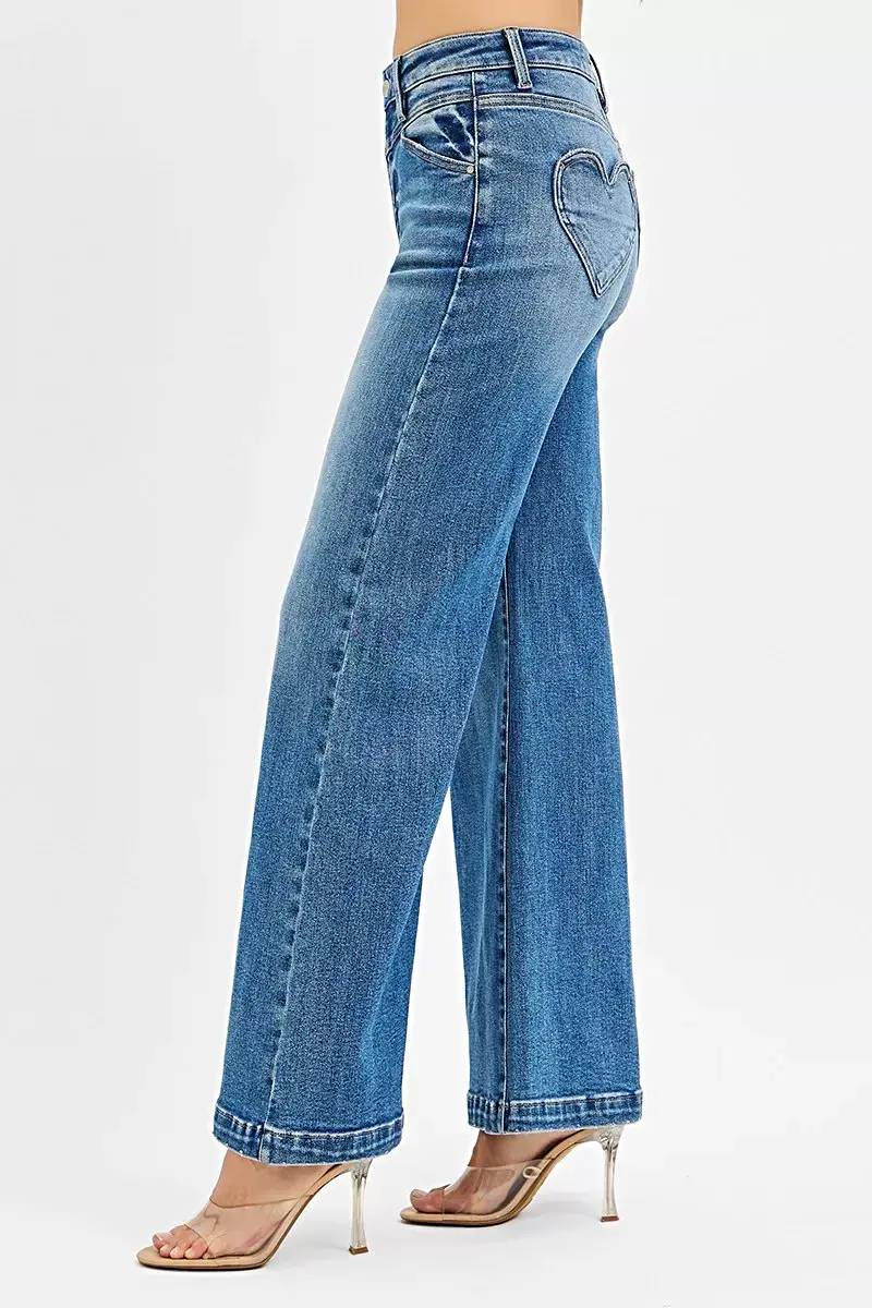 Trendy jeans met hoge taille en wijde pijpen, een voorpand met schouderstuk en charmante hartvormige achterzakken.