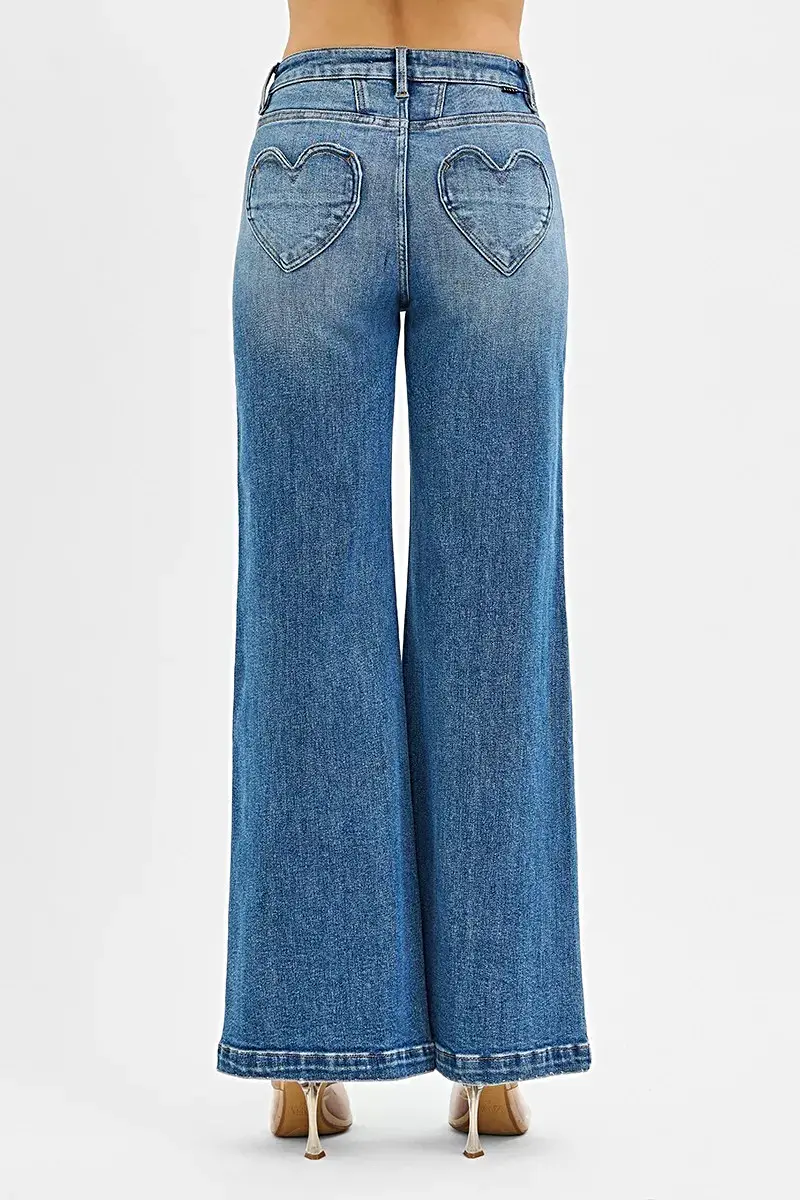 Trendy jeans met hoge taille en wijde pijpen, een voorpand met schouderstuk en charmante hartvormige achterzakken.