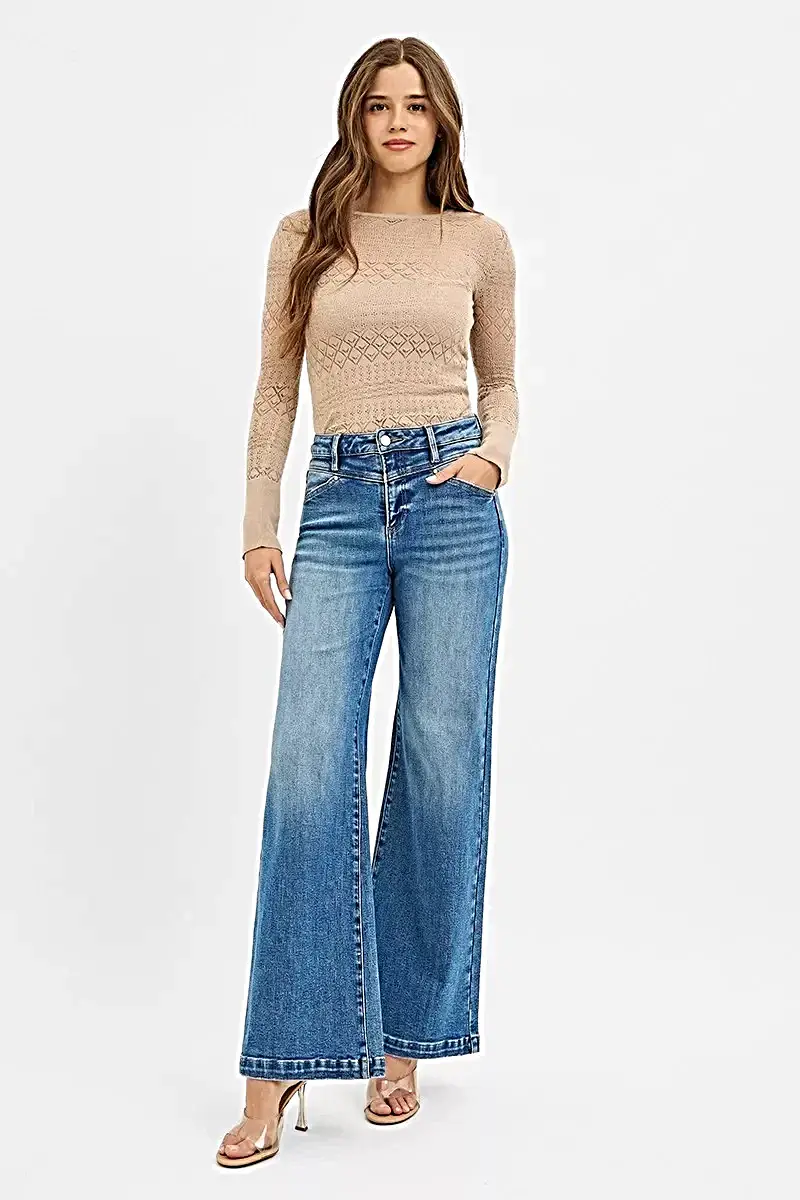 Trendy jeans met hoge taille en wijde pijpen, een voorpand met schouderstuk en charmante hartvormige achterzakken.