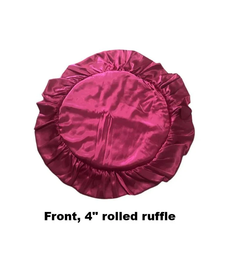 16" ronde, karmozijnrode kussensloop met sensuele satijnen lingerie en dubbele ruche-afwerking