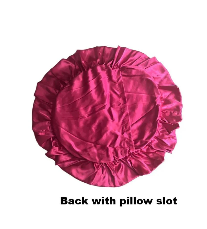 16" ronde, karmozijnrode kussensloop met sensuele satijnen lingerie en dubbele ruche-afwerking