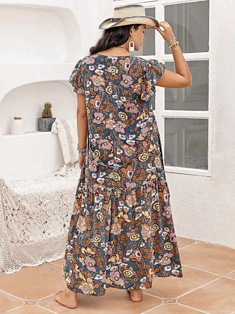 Elegante jurk met ruches en print in grote maten, met korte mouwen - gemaakt van ondoorzichtige viscosestof.