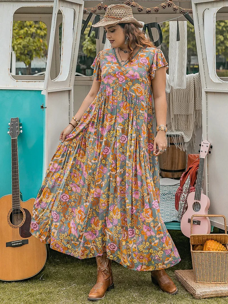 Elegante jurk met ruches en print in grote maten, met korte mouwen - gemaakt van ondoorzichtige viscosestof.