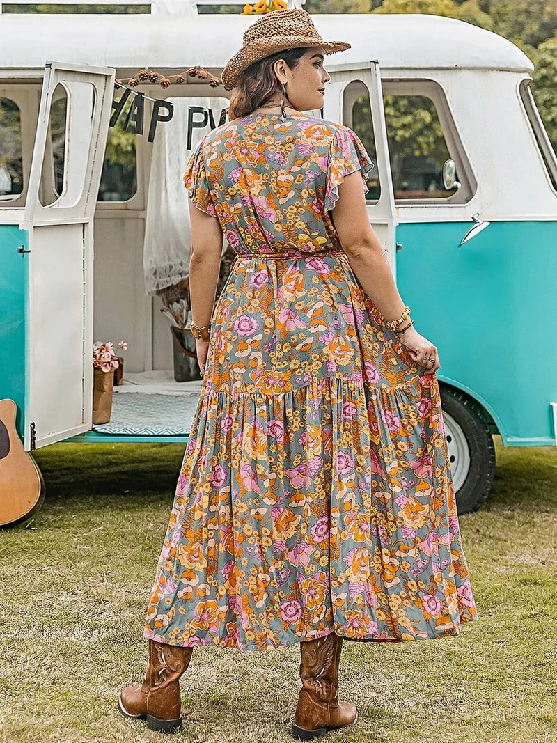 Elegante jurk met ruches en print in grote maten, met korte mouwen - gemaakt van ondoorzichtige viscosestof.