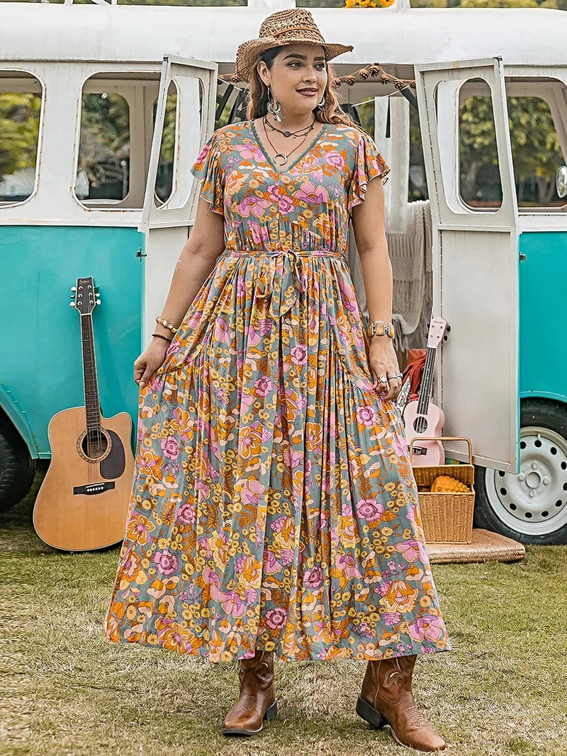 Elegante jurk met ruches en print in grote maten, met korte mouwen - gemaakt van ondoorzichtige viscosestof.