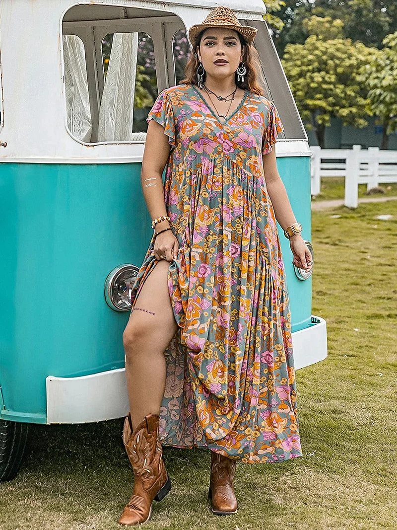 Elegante jurk met ruches en print in grote maten, met korte mouwen - gemaakt van ondoorzichtige viscosestof.