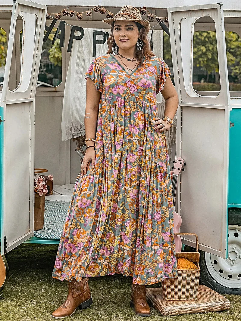 Elegante jurk met ruches en print in grote maten, met korte mouwen - gemaakt van ondoorzichtige viscosestof.