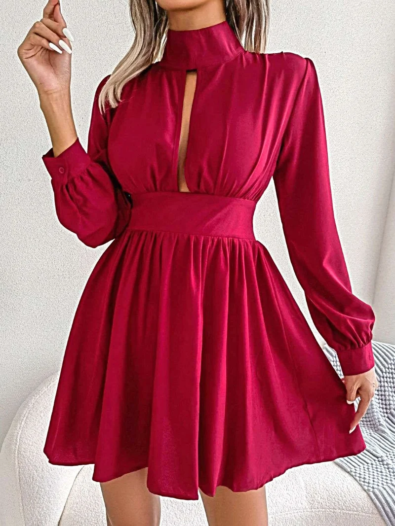 Elegante effen mini-jurk voor dames met ruches, een sleutelgatuitsparing en knoopjes, in A-lijn model, met lange mouwen.