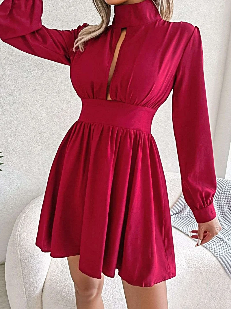 Elegante effen mini-jurk voor dames met ruches, een sleutelgatuitsparing en knoopjes, in A-lijn model, met lange mouwen.