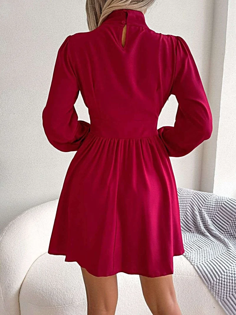 Elegante effen mini-jurk voor dames met ruches, een sleutelgatuitsparing en knoopjes, in A-lijn model, met lange mouwen.