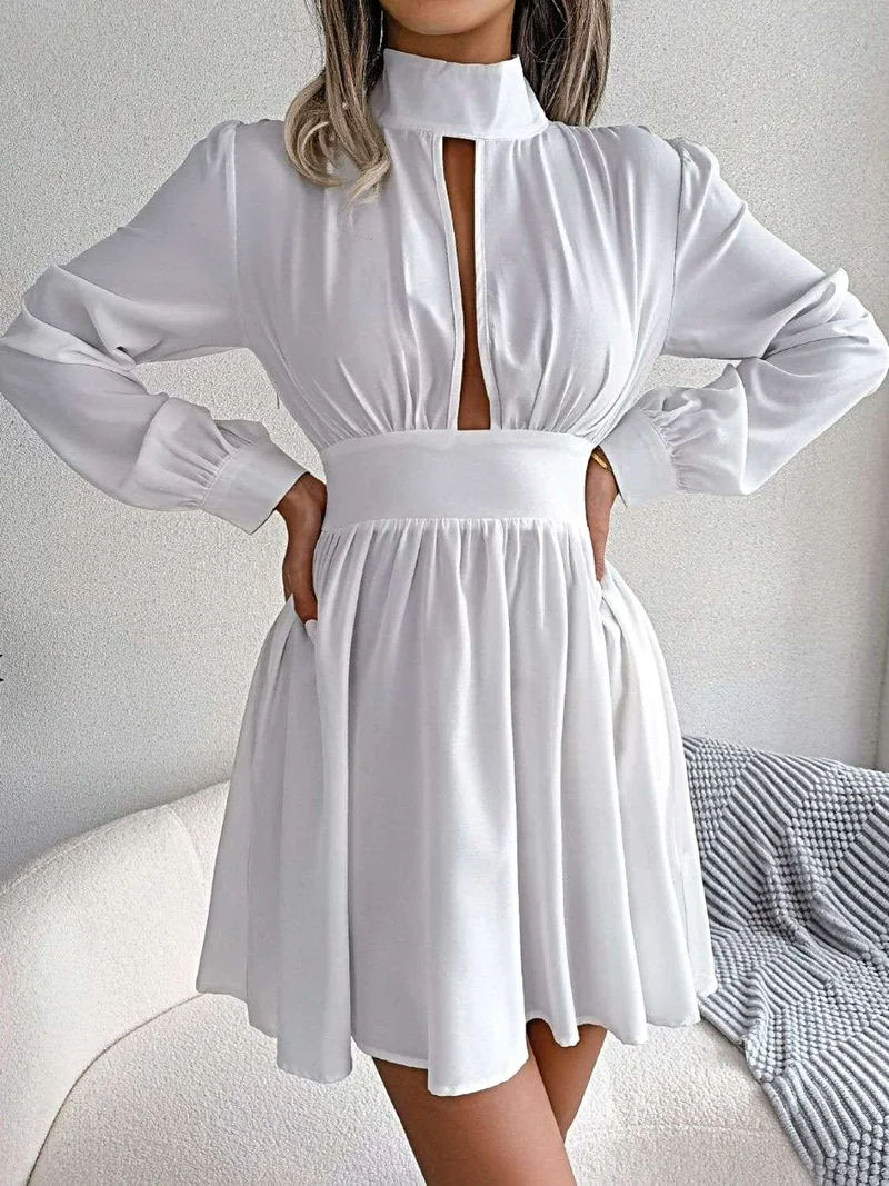 Elegante effen mini-jurk voor dames met ruches, een sleutelgatuitsparing en knoopjes, in A-lijn model, met lange mouwen.