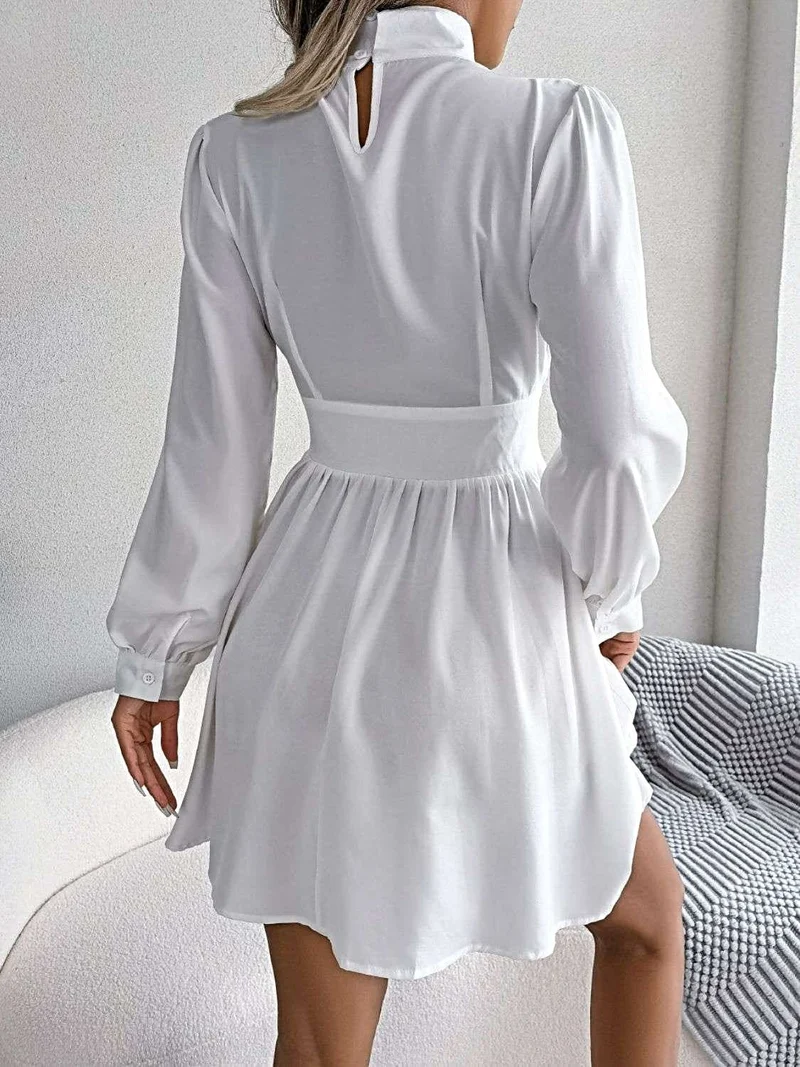 Elegante effen mini-jurk voor dames met ruches, een sleutelgatuitsparing en knoopjes, in A-lijn model, met lange mouwen.
