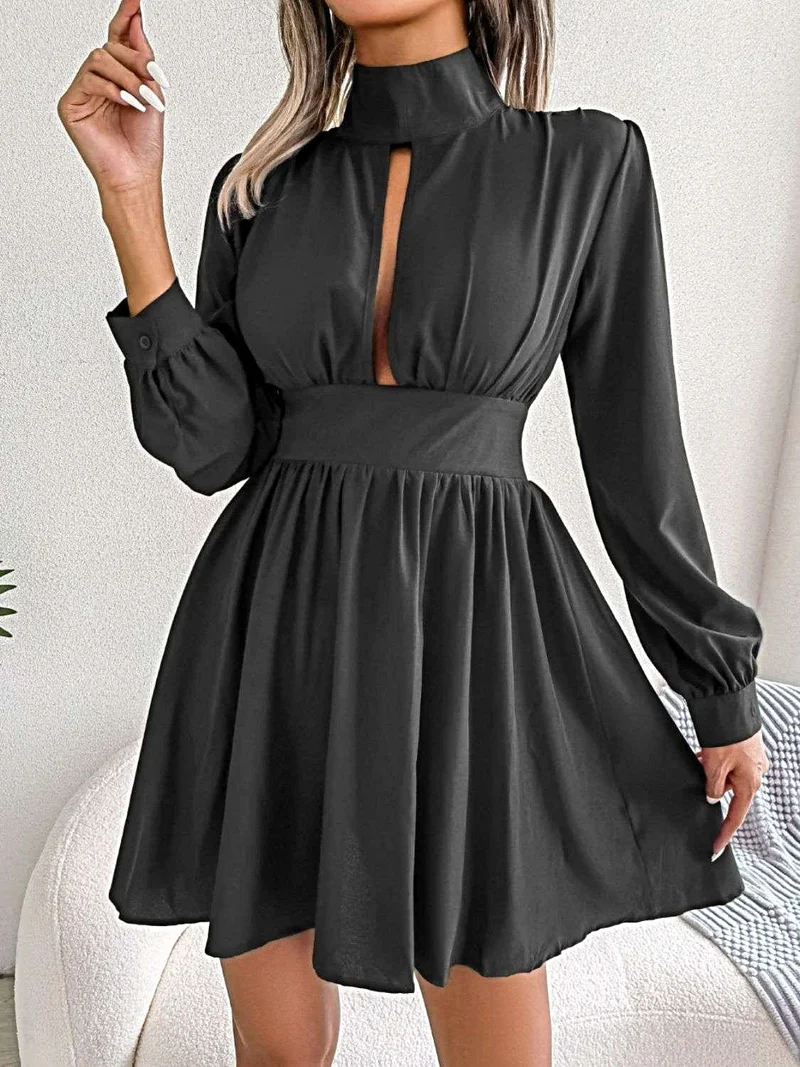 Elegante effen mini-jurk voor dames met ruches, een sleutelgatuitsparing en knoopjes, in A-lijn model, met lange mouwen.