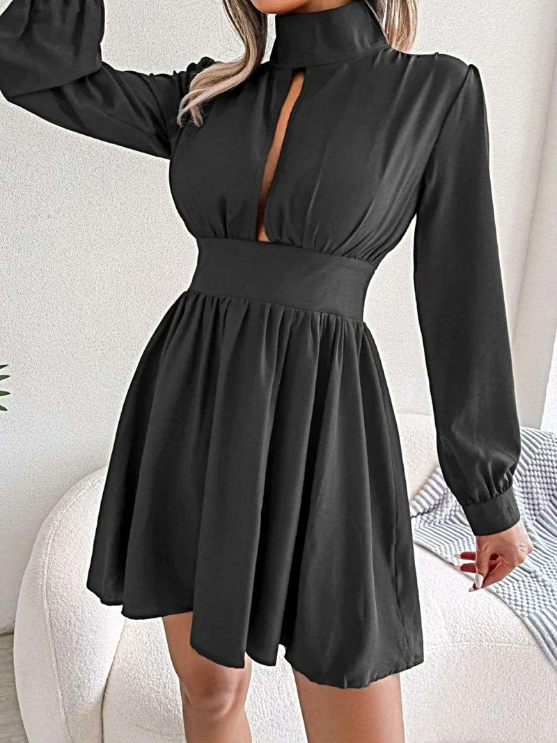 Elegante effen mini-jurk voor dames met ruches, een sleutelgatuitsparing en knoopjes, in A-lijn model, met lange mouwen.