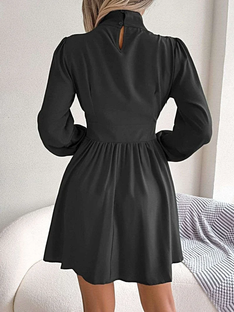 Elegante effen mini-jurk voor dames met ruches, een sleutelgatuitsparing en knoopjes, in A-lijn model, met lange mouwen.