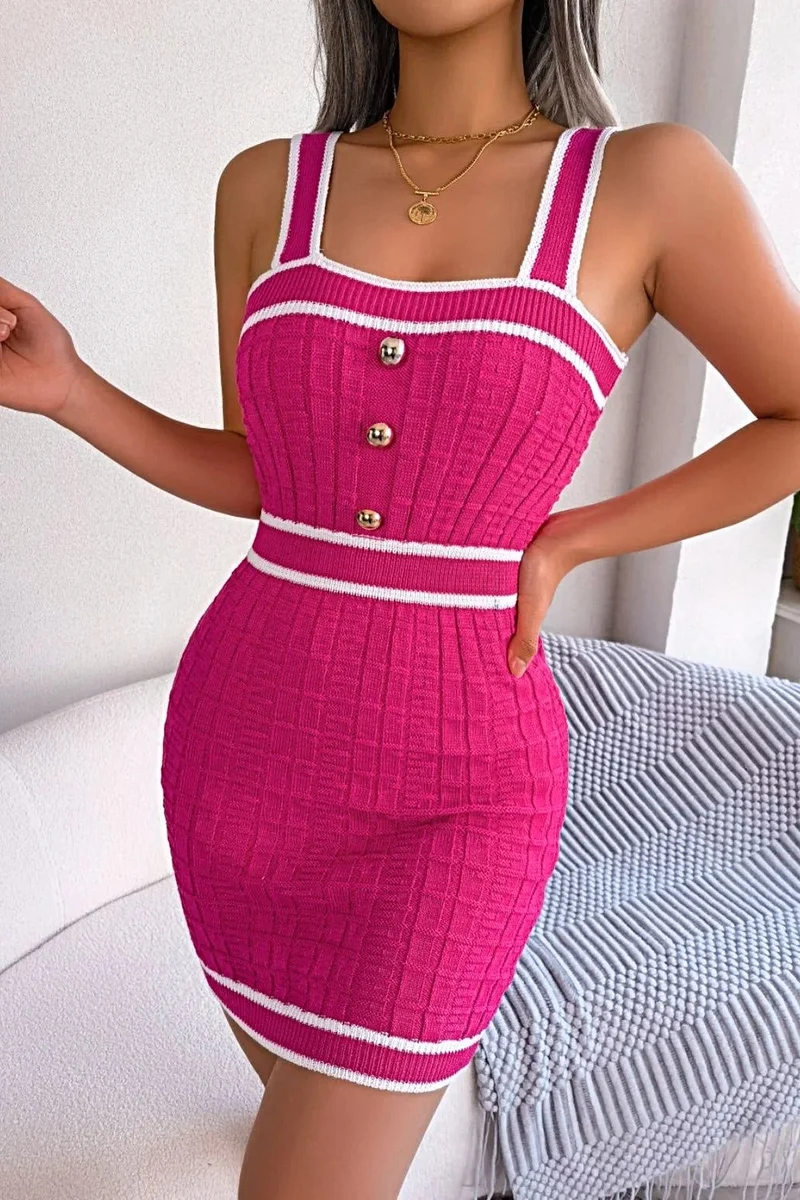 Chique mouwloze gebreide jurk met vierkante hals en contrasterende bies en decoratieve knoopjes, mini