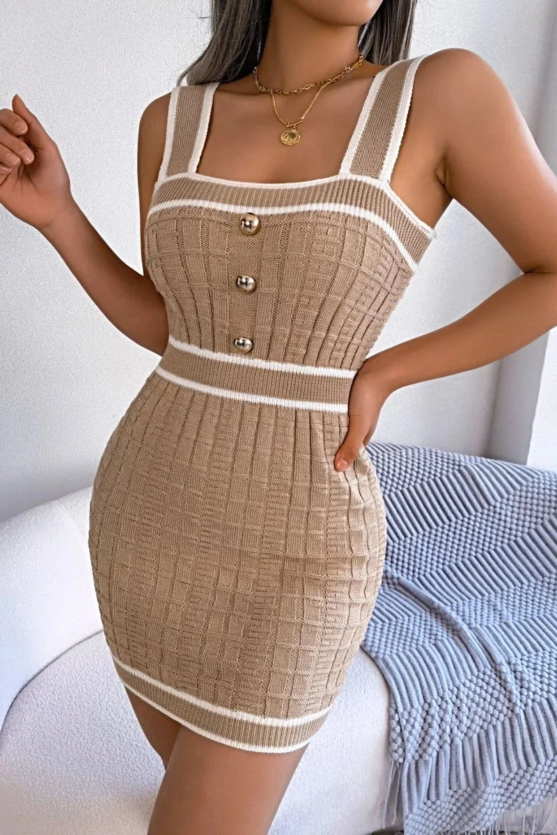 Chique mouwloze gebreide jurk met vierkante hals en contrasterende bies en decoratieve knoopjes, mini