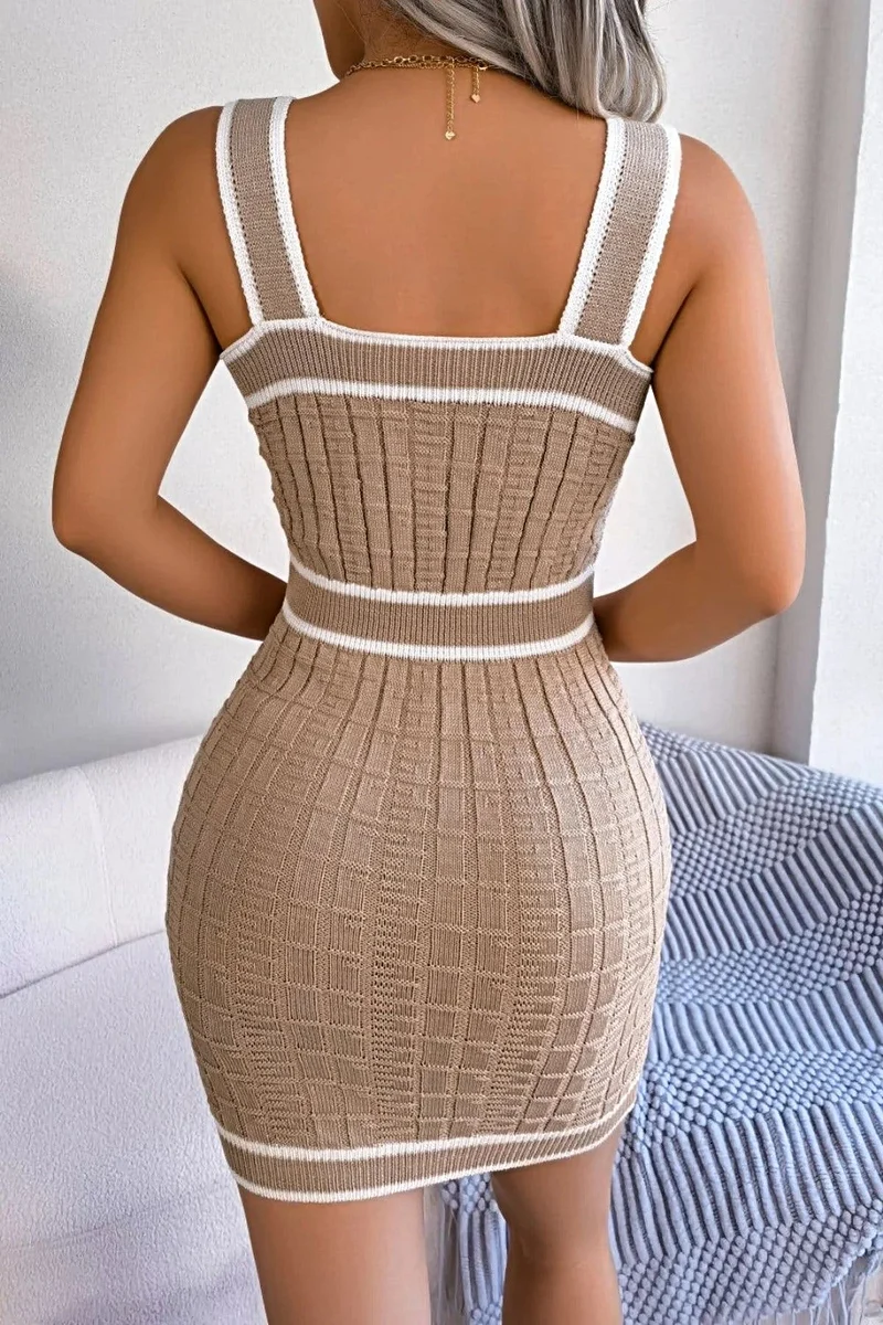 Chique mouwloze gebreide jurk met vierkante hals en contrasterende bies en decoratieve knoopjes, mini