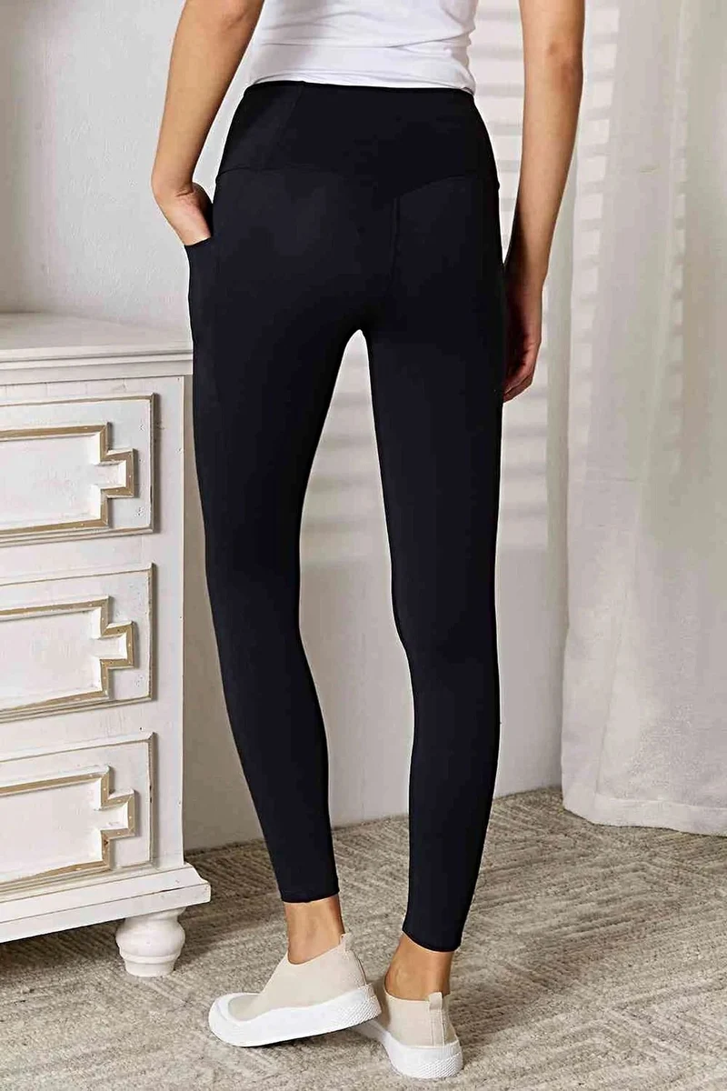 Luxe sportlegging met brede tailleband en zakje, licht elastisch voor optimaal comfort.