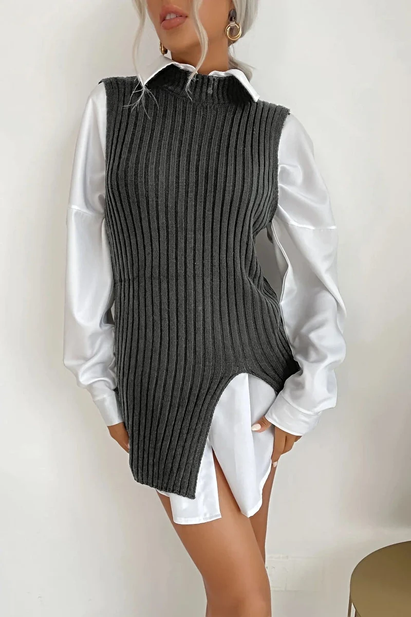 Elegante damesvestjurk van effen ribgebreid materiaal met split aan de zoom en ronde hals.