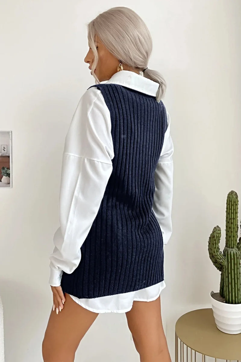 Elegante damesvestjurk van effen ribgebreid materiaal met split aan de zoom en ronde hals.