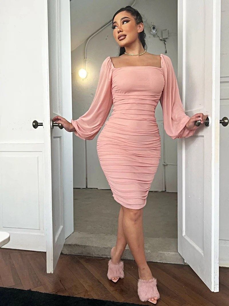 Elegante, nauwsluitende jurk met vierkante halslijn, plooien, lange mouwen, ritssluiting aan de achterkant en een pasvorm tot op de knie.