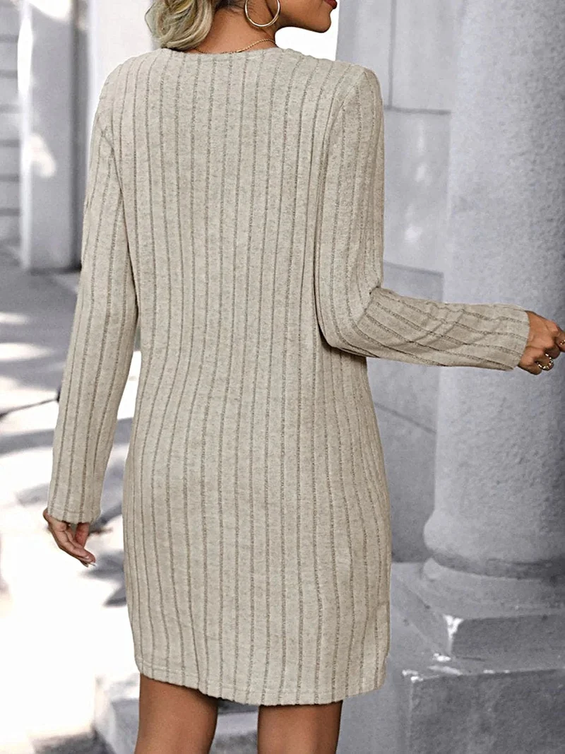Maten S-XL • Jurk met V-hals en lange mouwen • Zachte, elastische stof • Decoratieve knoopdetails