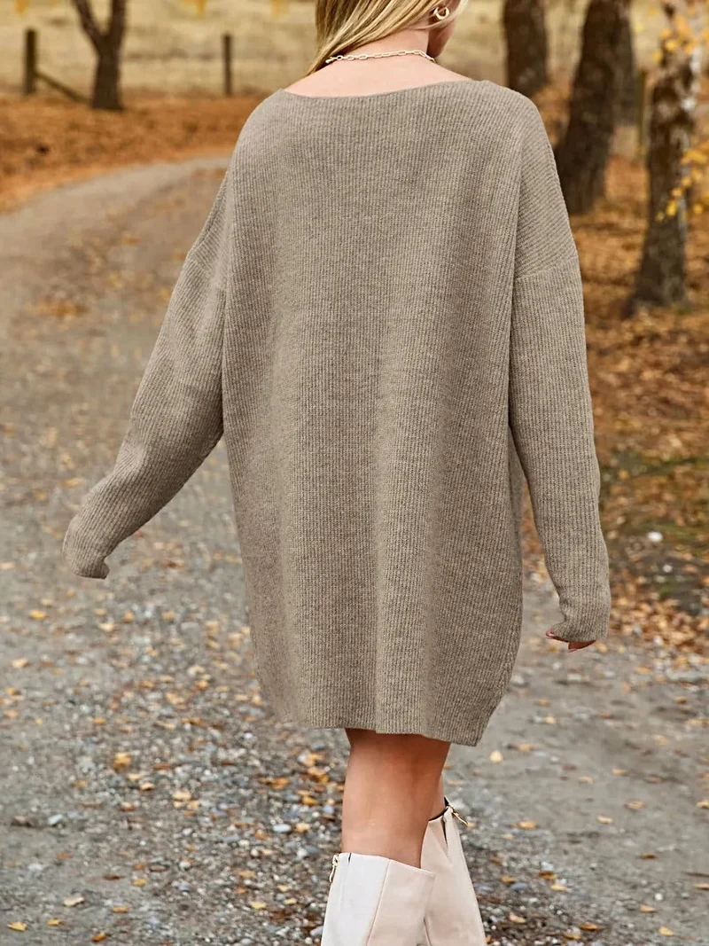 Oversized sweaterjurk met V-hals, verlaagde schouders en een relaxte pasvorm, gemaakt van zachte acryl gebreide stof.