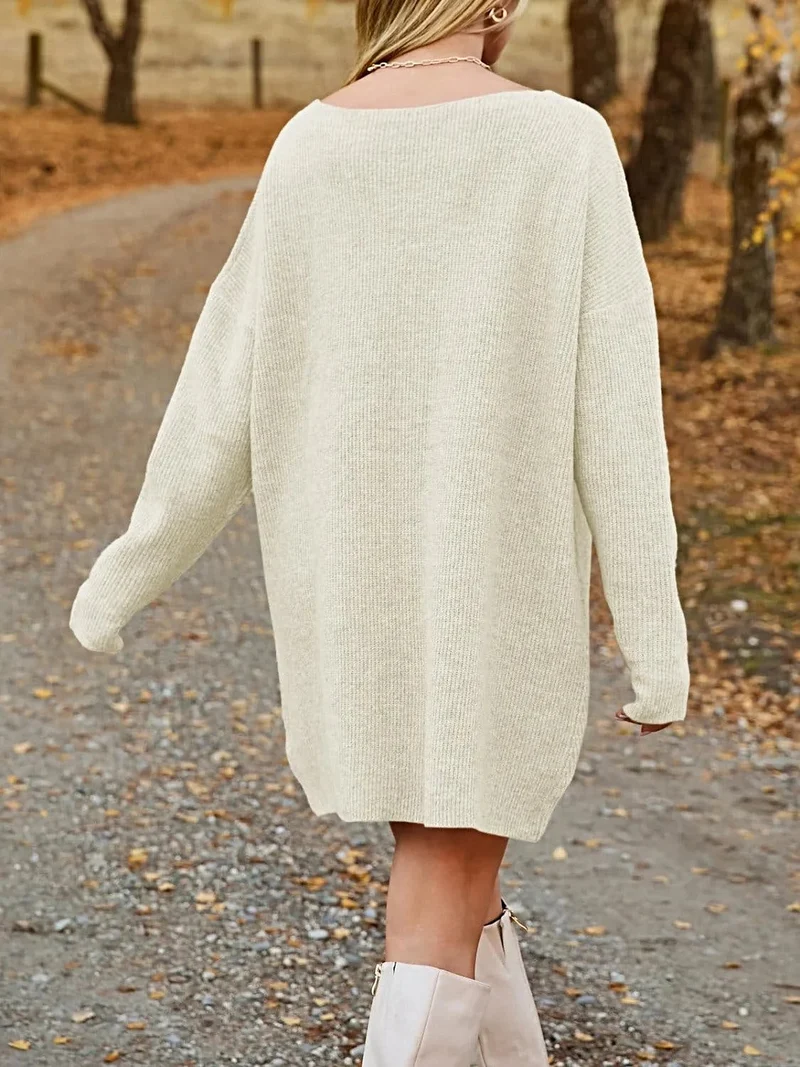 Oversized sweaterjurk met V-hals, verlaagde schouders en een relaxte pasvorm, gemaakt van zachte acryl gebreide stof.