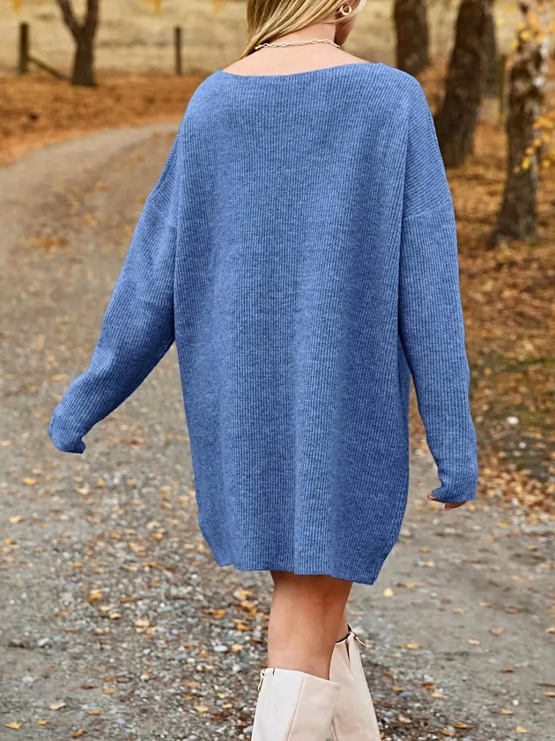 Oversized sweaterjurk met V-hals, verlaagde schouders en een relaxte pasvorm, gemaakt van zachte acryl gebreide stof.