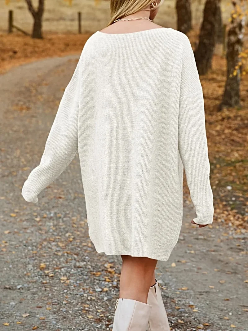 Oversized sweaterjurk met V-hals, verlaagde schouders en een relaxte pasvorm, gemaakt van zachte acryl gebreide stof.