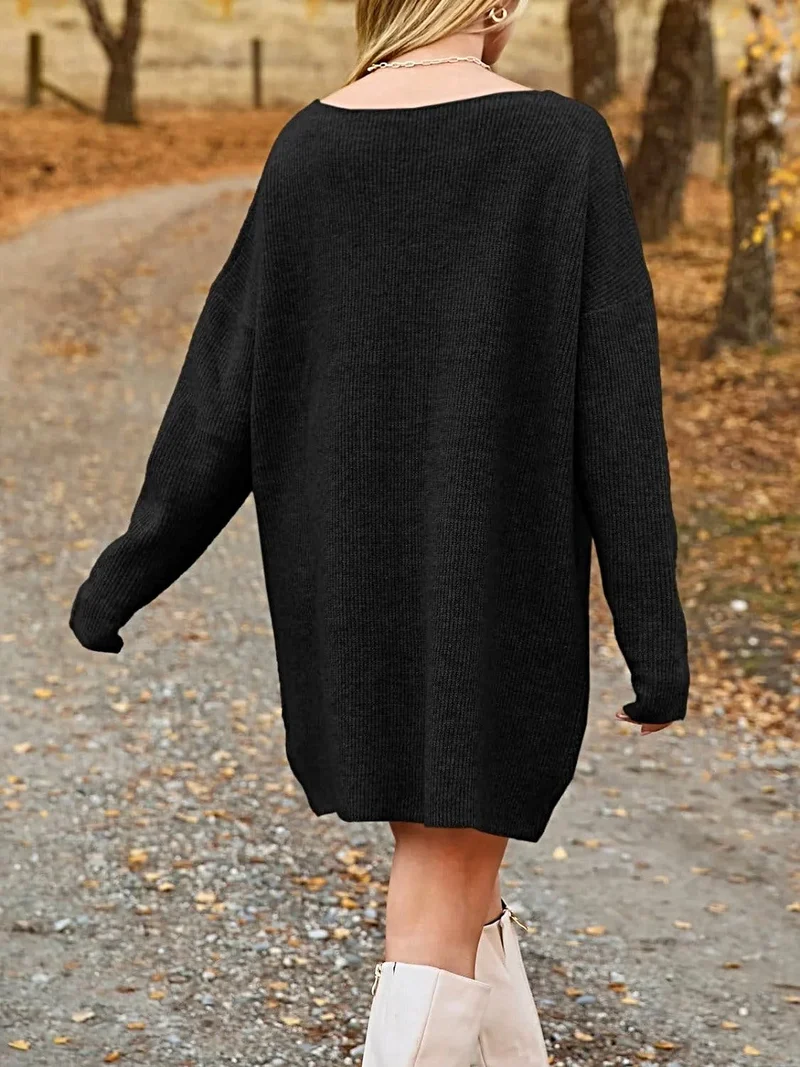 Oversized sweaterjurk met V-hals, verlaagde schouders en een relaxte pasvorm, gemaakt van zachte acryl gebreide stof.