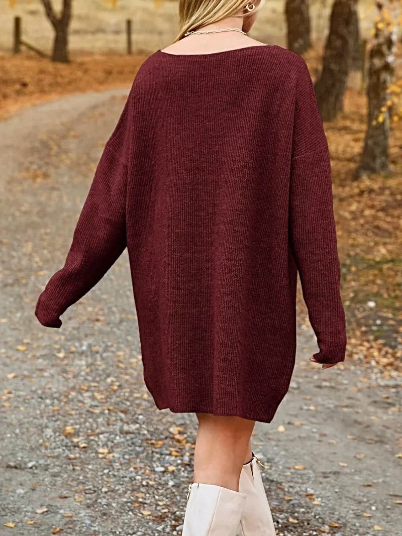 Oversized sweaterjurk met V-hals, verlaagde schouders en een relaxte pasvorm, gemaakt van zachte acryl gebreide stof.