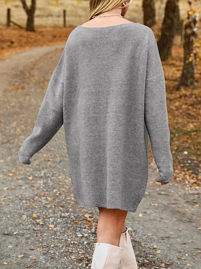 Oversized sweaterjurk met V-hals, verlaagde schouders en een relaxte pasvorm, gemaakt van zachte acryl gebreide stof.