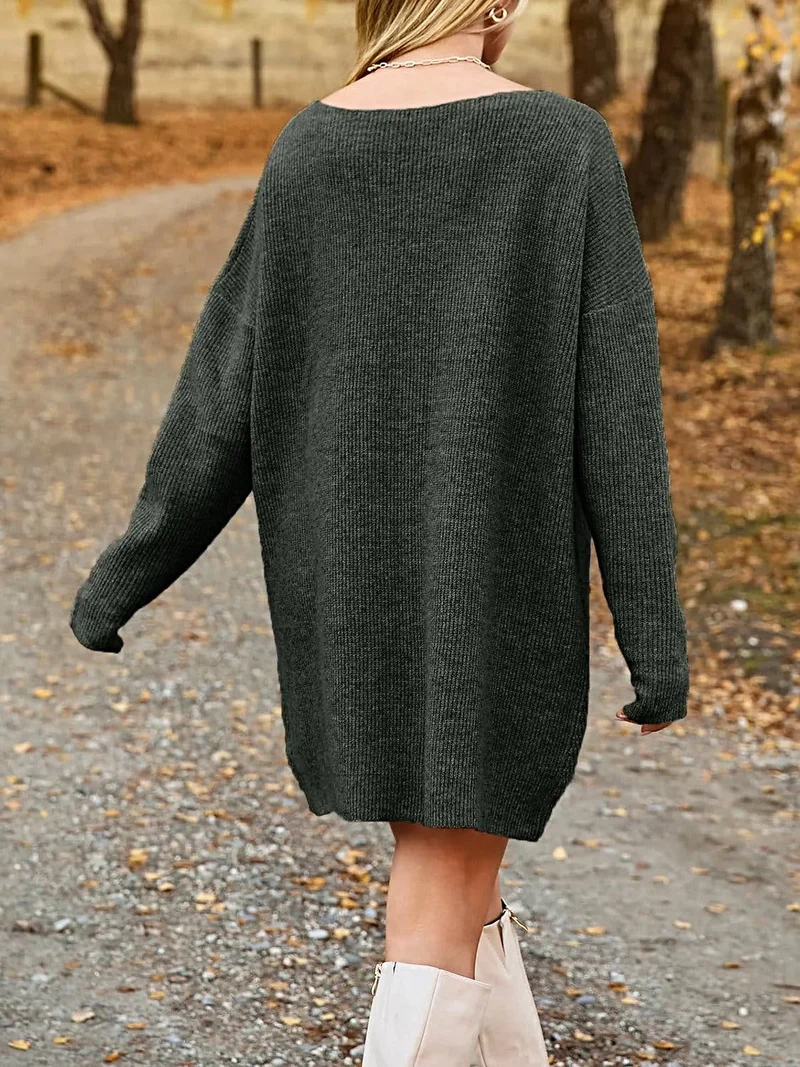 Oversized sweaterjurk met V-hals, verlaagde schouders en een relaxte pasvorm, gemaakt van zachte acryl gebreide stof.