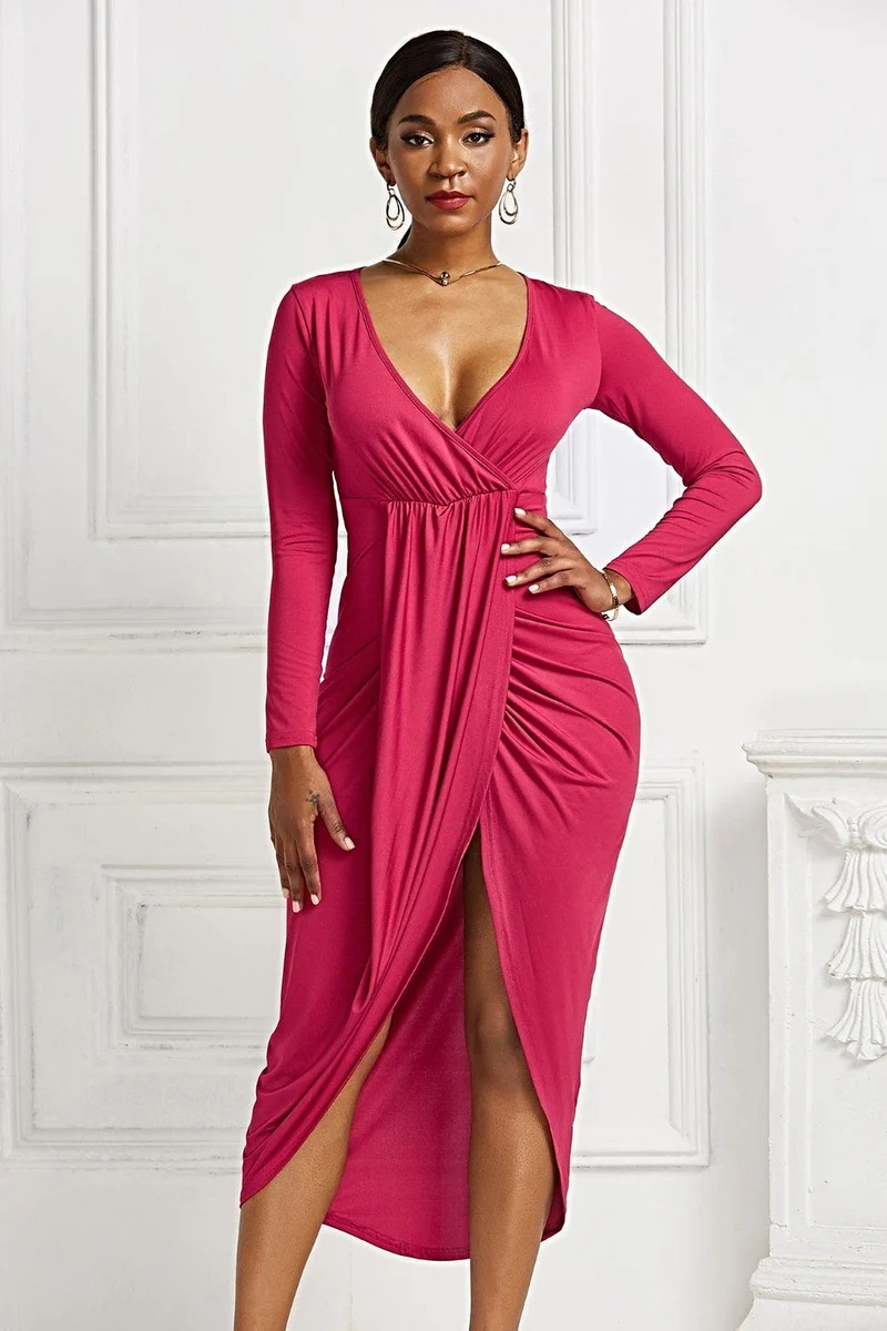 Geplooide maxi-jurk met overslagkraag, lange mouwen, asymmetrische zoom en stretchstof.