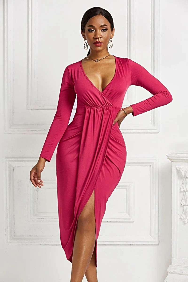 Geplooide maxi-jurk met overslagkraag, lange mouwen, asymmetrische zoom en stretchstof.