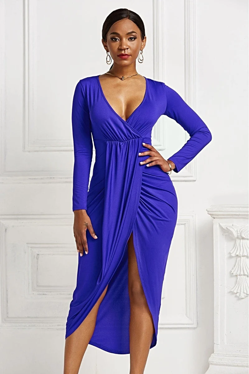 Geplooide maxi-jurk met overslagkraag, lange mouwen, asymmetrische zoom en stretchstof.