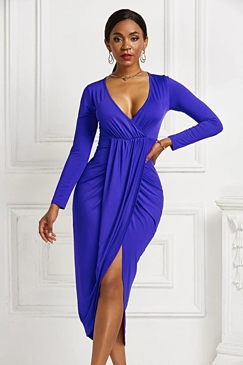 Geplooide maxi-jurk met overslagkraag, lange mouwen, asymmetrische zoom en stretchstof.