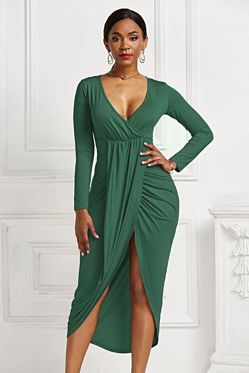 Geplooide maxi-jurk met overslagkraag, lange mouwen, asymmetrische zoom en stretchstof.