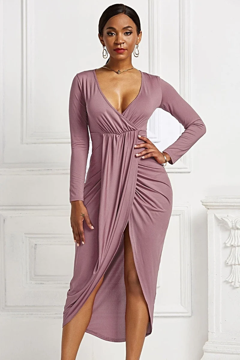 Geplooide maxi-jurk met overslagkraag, lange mouwen, asymmetrische zoom en stretchstof.