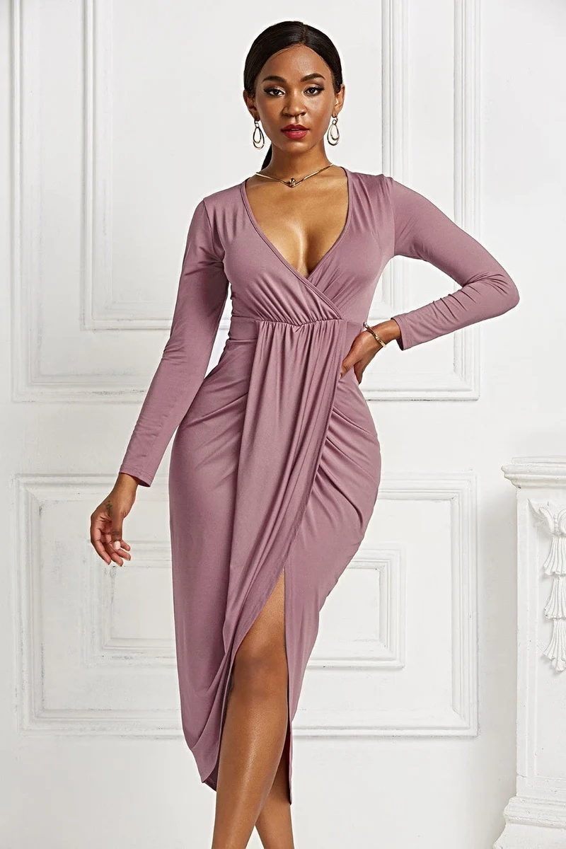 Geplooide maxi-jurk met overslagkraag, lange mouwen, asymmetrische zoom en stretchstof.