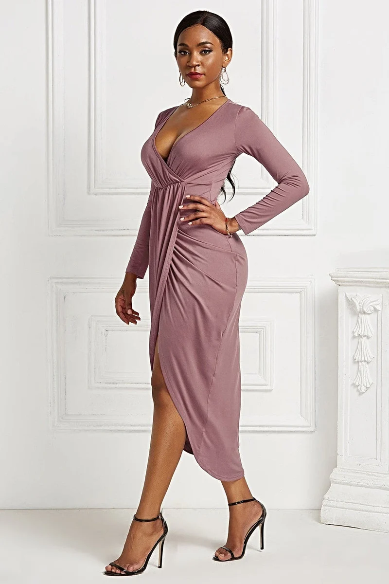 Geplooide maxi-jurk met overslagkraag, lange mouwen, asymmetrische zoom en stretchstof.