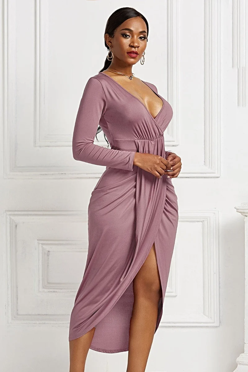 Geplooide maxi-jurk met overslagkraag, lange mouwen, asymmetrische zoom en stretchstof.