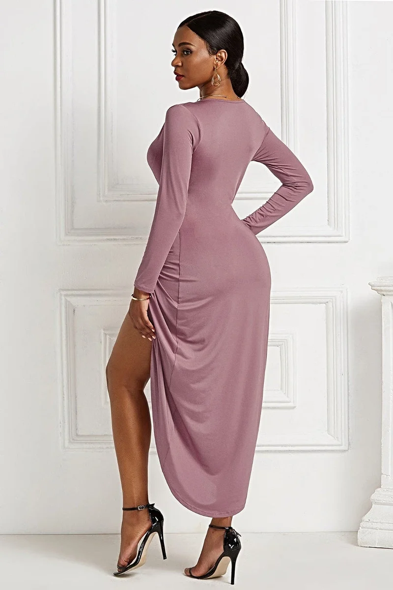 Geplooide maxi-jurk met overslagkraag, lange mouwen, asymmetrische zoom en stretchstof.