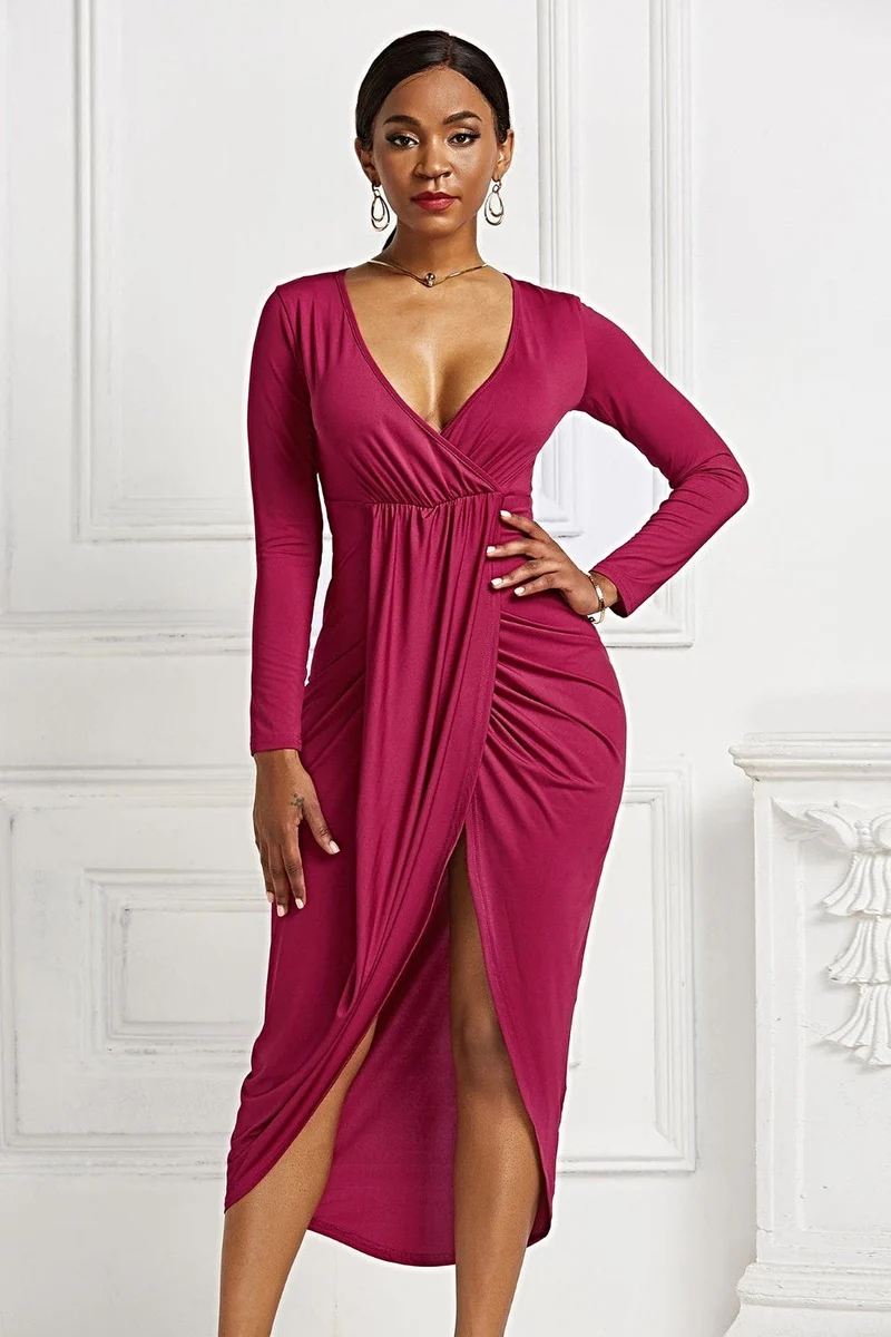 Geplooide maxi-jurk met overslagkraag, lange mouwen, asymmetrische zoom en stretchstof.