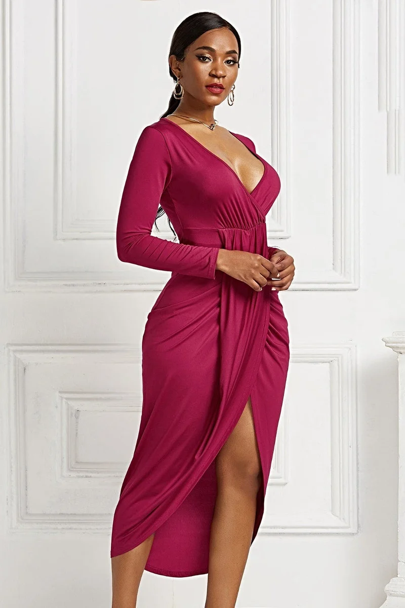 Geplooide maxi-jurk met overslagkraag, lange mouwen, asymmetrische zoom en stretchstof.