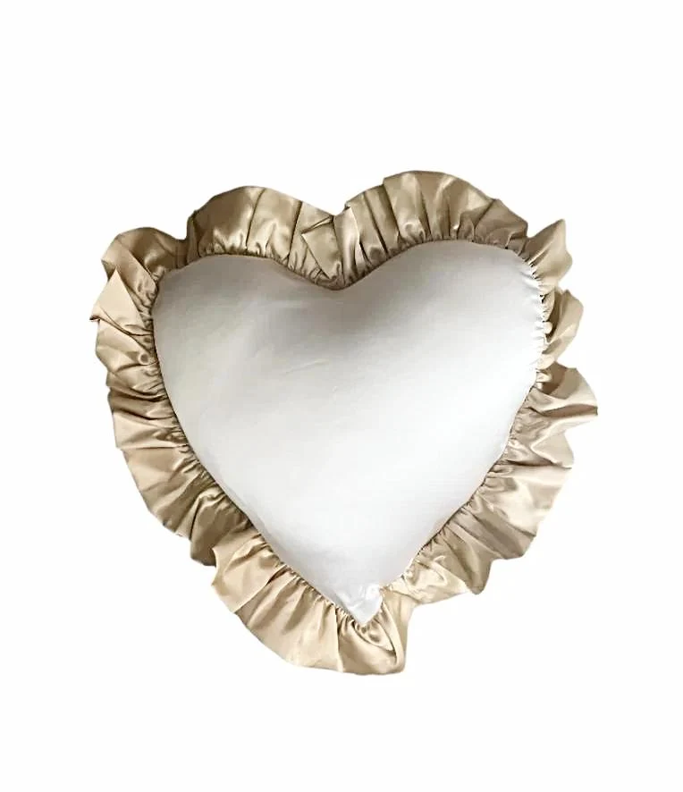 Luxe hartvormig kussen - op maat gemaakt satijnen lingeriekussen met geplooide rand in wit/beige - 18 x 18 cm