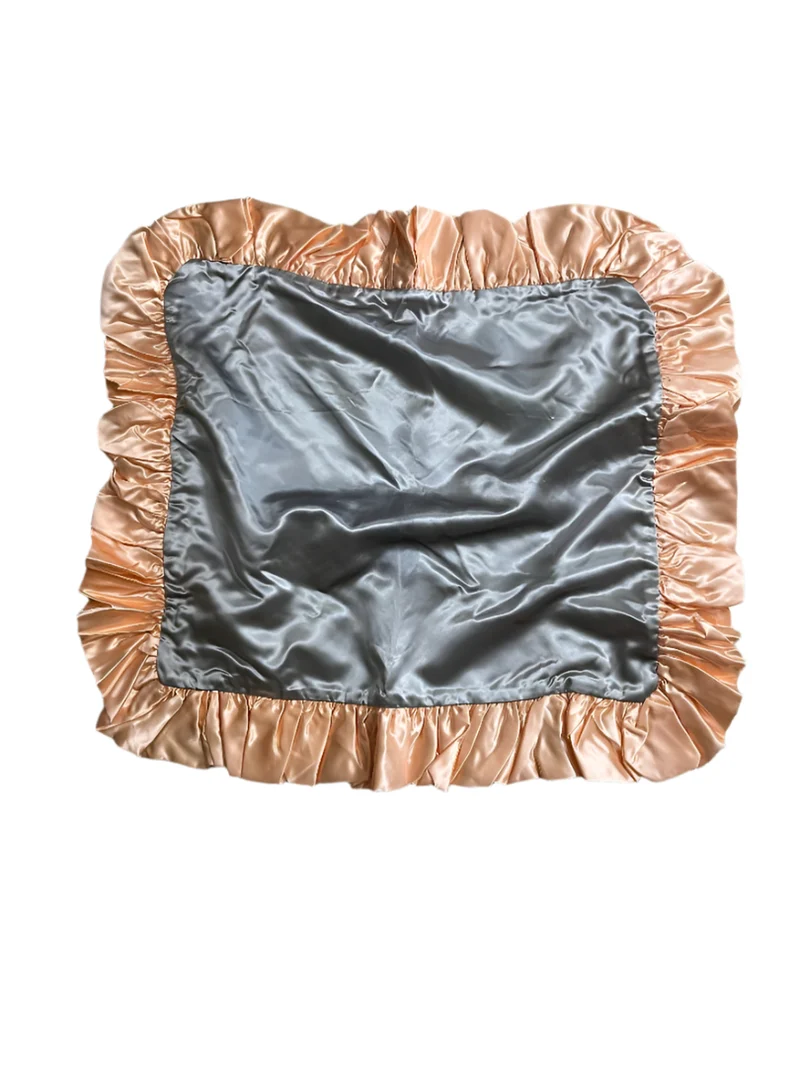 Elegante satijnen kussensloop van 20"x19" in snelzilver met perzikkleurige volant en verborgen rits